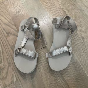 Gold platform Tevas